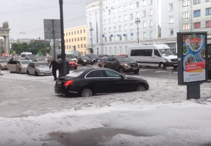 Ogromne kugle grada zatrpale Sankt Peterburg! (VIDEO)
