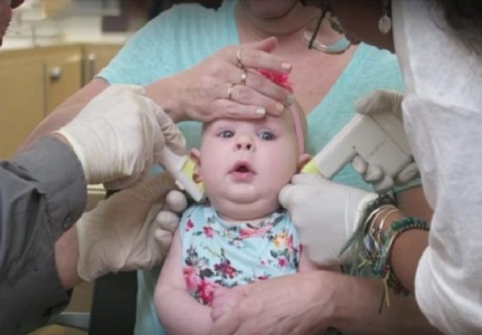 Ova beba je bila oduševljena u trenutku kada su joj bušili uši, ali ono što se desilo nakon toga će vam slomiti srce (VIDEO)