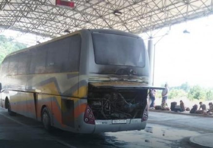 NA GRANIČNOM PRELAZU KOD TREBINJA: Zapalio se autobus pun putnika!