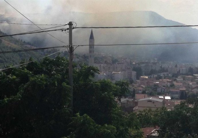 VATRA SE DIGLA VISOKO, GRAĐANI STRAHUJU ZA DOMOVE: Izbio veliki požar iznad Mostara 