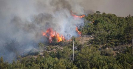 SVI RASPOLOŽIVI VATROGASCI NA TERENU: Veoma ozbiljna situacija na požarištu  iznad Mostara