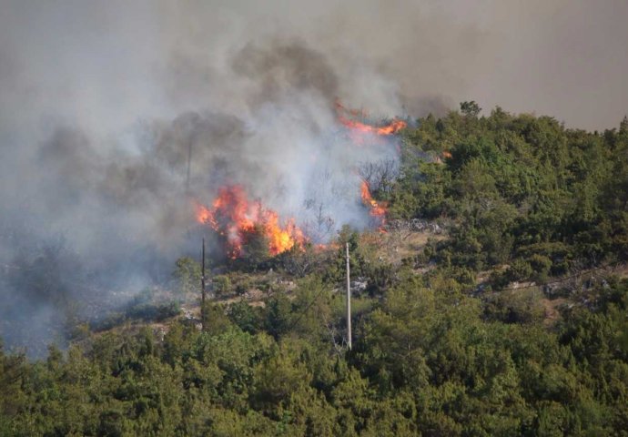 SVI RASPOLOŽIVI VATROGASCI NA TERENU: Veoma ozbiljna situacija na požarištu  iznad Mostara