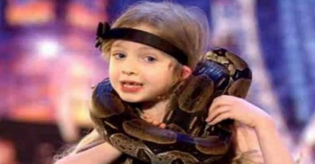 7-godišnjakinja izašla na binu sa zmijom oko vrata, čekajte dok vidite šta radi sljedeće (VIDEO)