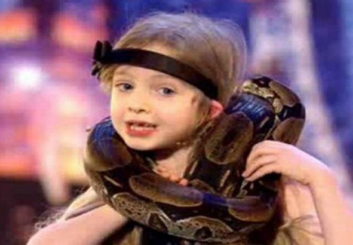 7-godišnjakinja izašla na binu sa zmijom oko vrata, čekajte dok vidite šta radi sljedeće (VIDEO)