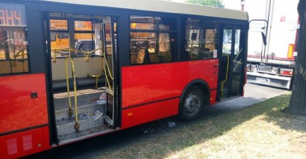 STRAVIČAN UDES AUTOBUSA I KAMIONA: Najmanje sedam povrijeđeno!