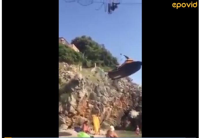 Jedan turist iz Rusije sajlom spušta skuter u vodu i to iznad glava kupača (VIDEO)