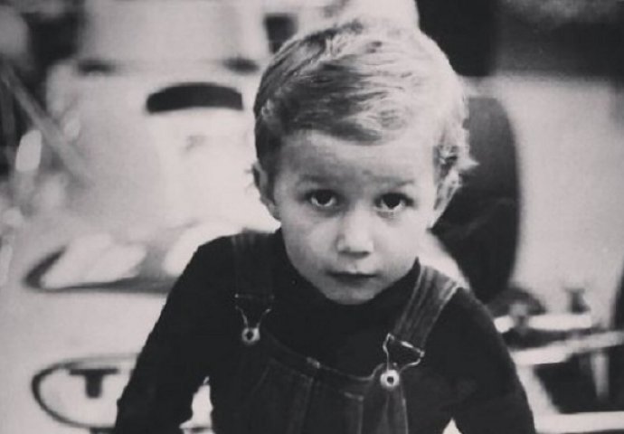  DA LI GA PREPOZNAJETE? Bio je presladak dječak, ali popularni glumac i danas OBARA ŽENE S NOGU! (FOTO)