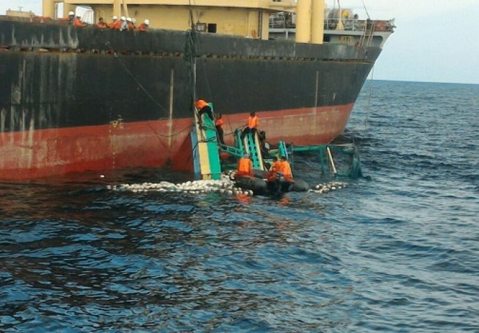 TRAGEDIJA NA MORU, PREVRNUO SE GLISER: Sedam mrtvih, 12 nestalih u brodolomu