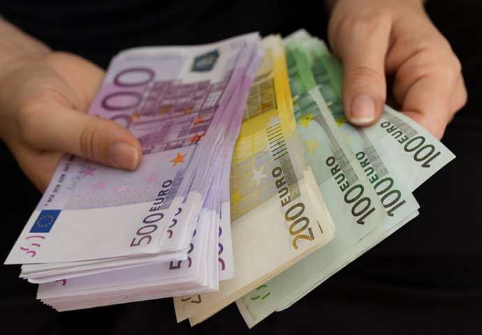 IMA SE, MOŽE SE: Ministar poklonio ljubavnici 8.000 eura?!