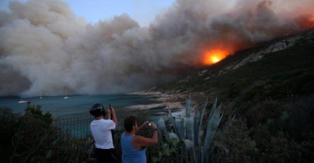 NEZAPAMĆENI ŠUMSKI POŽARI: Tokom noći evakuisano 10.000 ljudi,  najmanje 12 vatrogasaca povrijeđeno