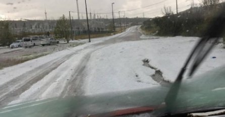 PALA EKSTREMNA TUČA, TEMPERATURA SE NAGLO SPUSTILA: Zatvorene ceste, na terenu i grtalice (VIDEO)