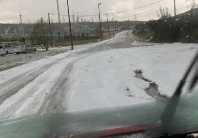 PALA EKSTREMNA TUČA, TEMPERATURA SE NAGLO SPUSTILA: Zatvorene ceste, na terenu i grtalice (VIDEO)