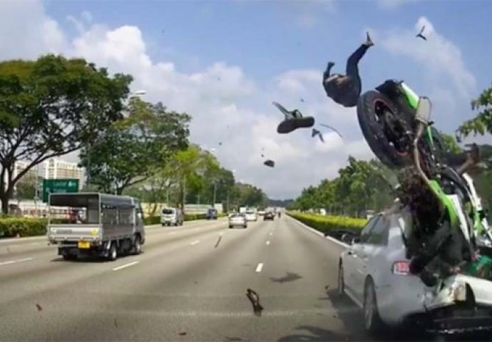 UZNEMIRUJUĆI SADRŽAJ ! Motorista udario, odletio u zrak i PAO DIREKTNO NA GLAVU (VIDEO)