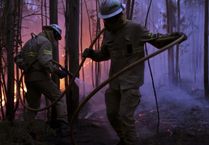 VATRENA STIHIJA SE ŠIRI BEOGRADOM: Gore četiri kuće, vatrogasci i građani se bore sa plamenom