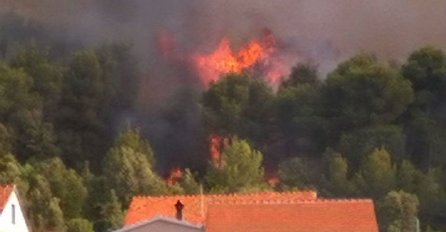 OPET VATRA NA HVARU: Požar zaprijetio kućama, intervenirali kanaderi (FOTO)