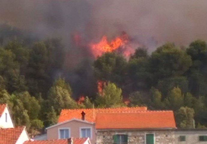 OPET VATRA NA HVARU: Požar zaprijetio kućama, intervenirali kanaderi (FOTO)