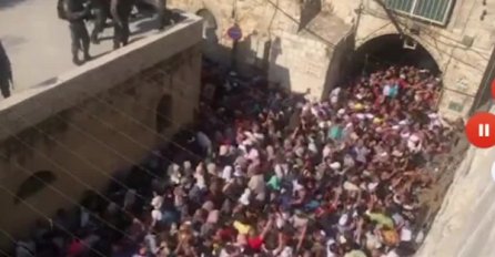 OBJAVLJEN ZASTRAŠUJUĆI SNIMAK: Pogledajte kako izraelski vojnici iz zabave bacaju omamljujuće granate u masu vjernika koji idu u Al-Aqsu (VIDEO)