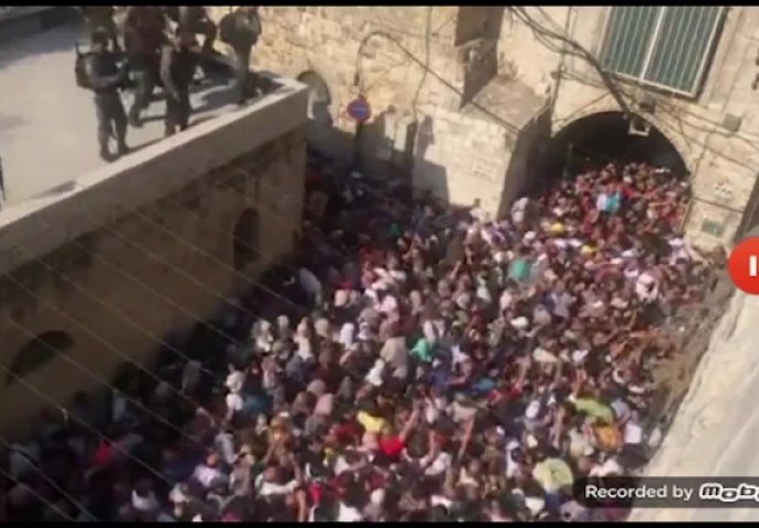 OBJAVLJEN ZASTRAŠUJUĆI SNIMAK: Pogledajte kako izraelski vojnici iz zabave bacaju omamljujuće granate u masu vjernika koji idu u Al-Aqsu (VIDEO)