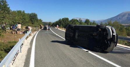 Vozač IZGUBIO KONTROLU, udario u KAMEN i prevrnuo se na krov!