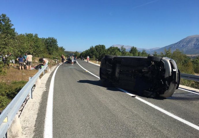 Vozač IZGUBIO KONTROLU, udario u KAMEN i prevrnuo se na krov!