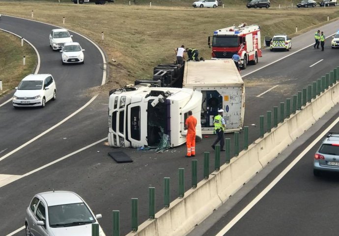 Vozač iz Lukavca poginuo pri prevrtanju kamiona u Sloveniji, IZA NJEGA OSTALI SUPRUGA I TROJE DJECE (VIDEO)