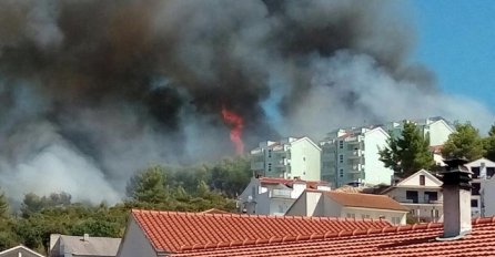  Čiovo: Buknuo požar u mjestu Žedno, vatra prijeti i kućama 