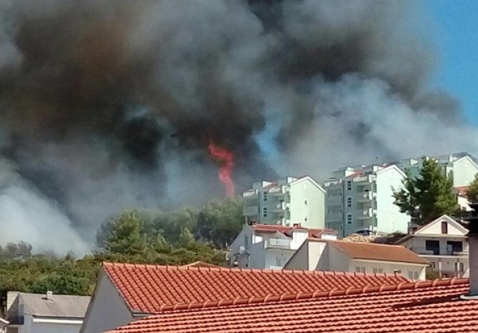  Čiovo: Buknuo požar u mjestu Žedno, vatra prijeti i kućama 