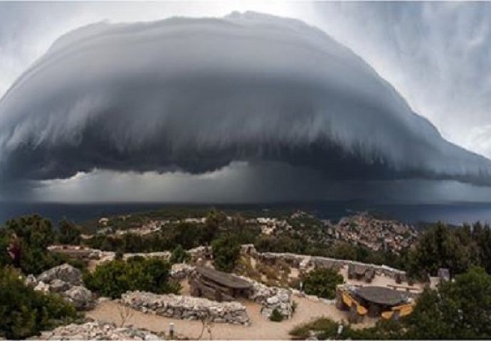NIKAD STRAŠNIJA NAJAVA NEVREMENA: Fotografija oblaka preplavila društvene mreže, a nastala je NA BALKANU