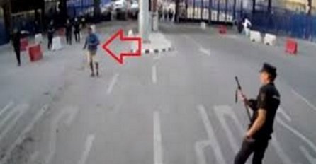 Čovjek naoružan s nožem htio na silu preći granicu, pogledajte šta su mu uradili policajci (VIDEO)