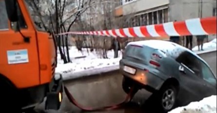 Pozvao je vučnu službu da mu izvuku auto koje je propalo u rupu na cesti, nakon ovoga odmah mu je pozlilo! (VIDEO)