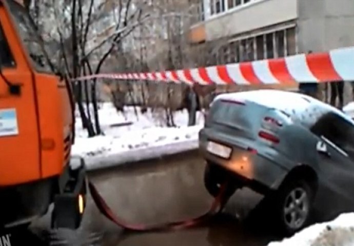 Pozvao je vučnu službu da mu izvuku auto koje je propalo u rupu na cesti, nakon ovoga odmah mu je pozlilo! (VIDEO)