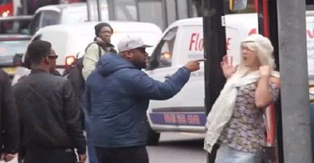 Stao je nasred ulice i počeo vrijeđati i govoriti ružne stvari ovoj plavuši, ali naletio je na pogrešnu žensku! (VIDEO)
