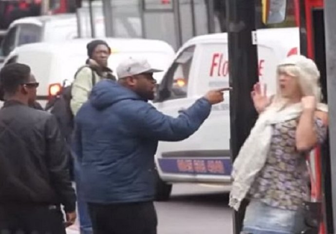 Stao je nasred ulice i počeo vrijeđati i govoriti ružne stvari ovoj plavuši, ali naletio je na pogrešnu žensku! (VIDEO)