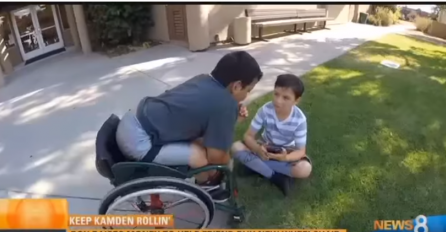 DA LI VI ZNATE ŠTA JE TO PRAVO I BEZUSLOVNO PRIJATELJSTVO: Pitajte ovog dječaka u invalidskim kolicima i njegovog drugara i dobit ćete odgovor koji para srce... (VIDEO)
