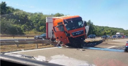 TEŠKA SAOBRAĆAJNA NESREĆA: Kamion izgubio kontrolu, na putu TOTALNI HAOS!