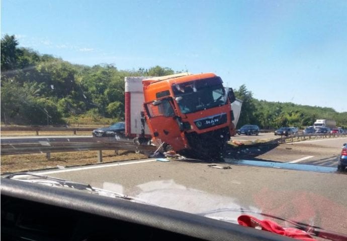 TEŠKA SAOBRAĆAJNA NESREĆA: Kamion izgubio kontrolu, na putu TOTALNI HAOS!