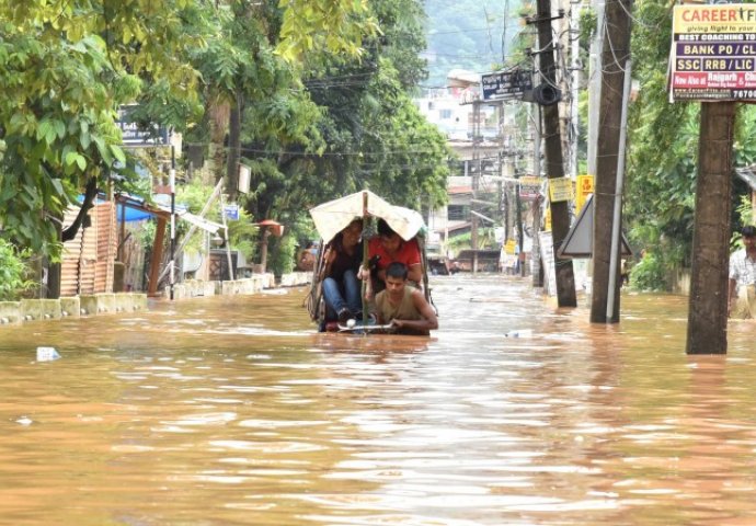 VELIKA TRAGEDIJA: U monsunskim poplavama 213 mrtvih 