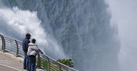 Turisti zgroženi: KANALIZACIJA obojila Nijagarine vodopade u crno! (VIDEO)