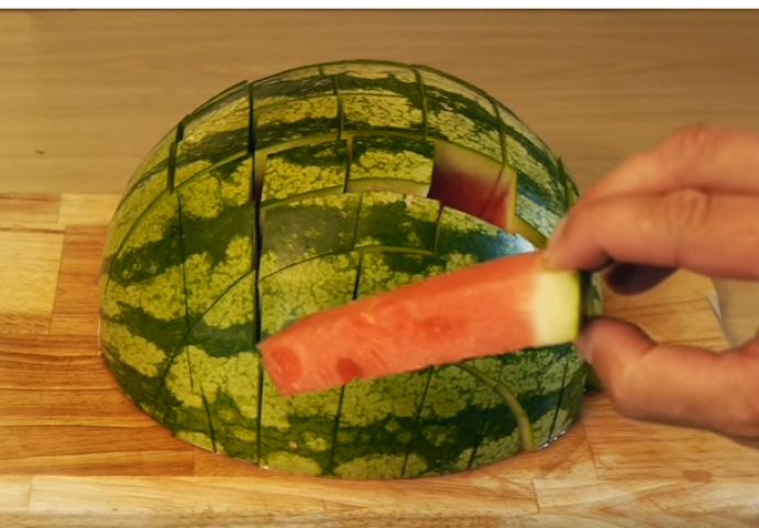 Fantastičan način na koji možete isijeći lubenicu i oduševiti prijatelje, a da pritom ne napravite nered! (VIDEO)