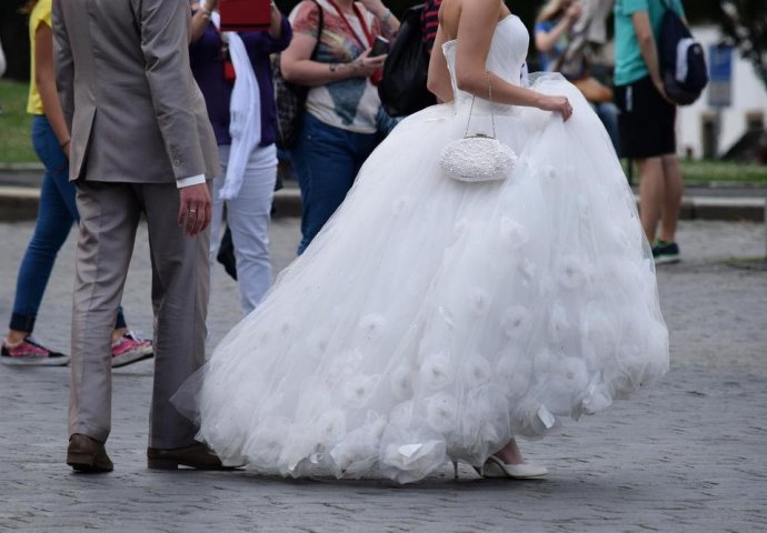 'U podne smo se vjenčali, a onda je ona izašla sa svadbe... Pošao sam da je tražim, prišao kolima i onda ŠOK!'