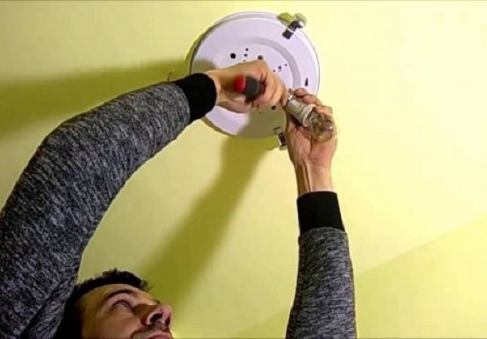Pozvala je komšiju električara da joj zamijeni plafonjeru, ono što je on uradio prepričavat će se godinama! (VIDEO) 