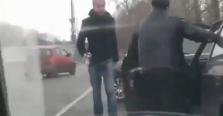 Siledžija iz crne limuzine htio da se obračuna sa djedom, to mu je bila najveća greška u životu (VIDEO)