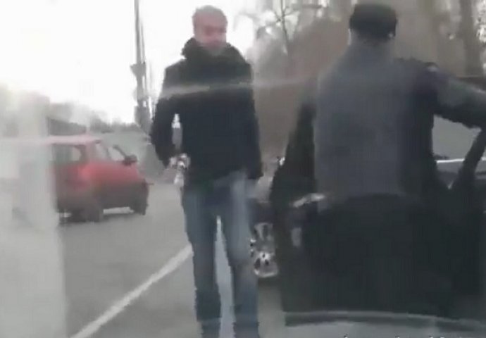 Siledžija iz crne limuzine htio da se obračuna sa djedom, to mu je bila najveća greška u životu (VIDEO)