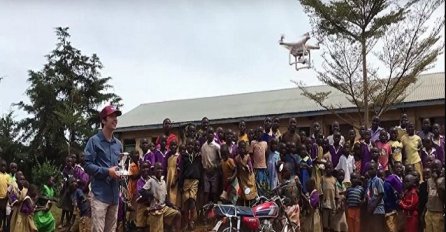 Donio je dron u jedno afričko selo, pogledajte reakciju djece kada ga je upalio i digao u zrak! (VIDEO)