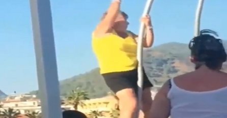 Ova baka se iznenada popela na ogradu broda i uhvatila se za šipku, ostali su zanijemili od šoka! (VIDEO)