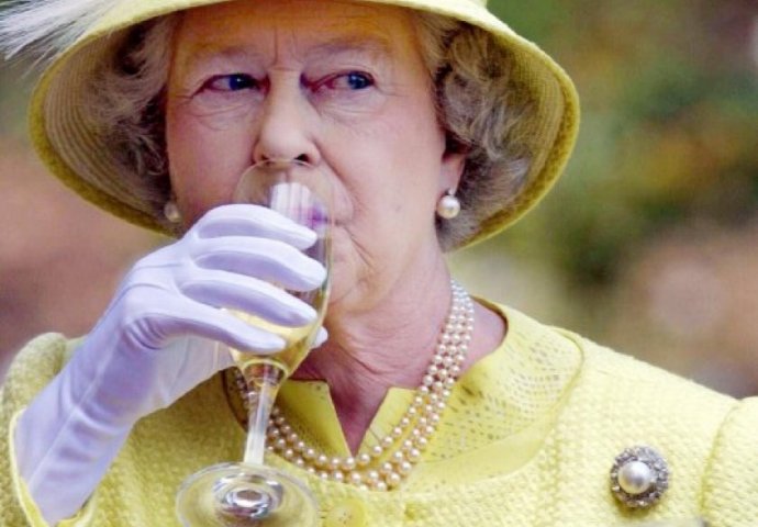 OMAKNE JOJ SE KOJA ČAŠICA VIŠE: Prema standardima britanskih ljekara, kraljica Elizabeta je - alkoholičarka!