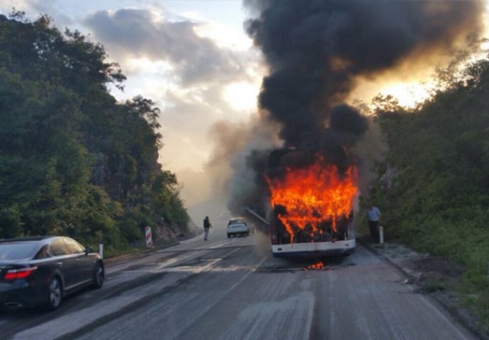 Zapalio se autobus pun putnika, gorio je motor 