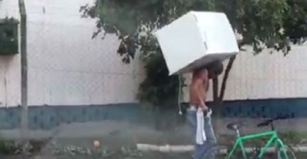 Podigao je frižider na leđa, sjeo na bicikl i ostavio čitav svijet u nevjerici! (VIDEO)