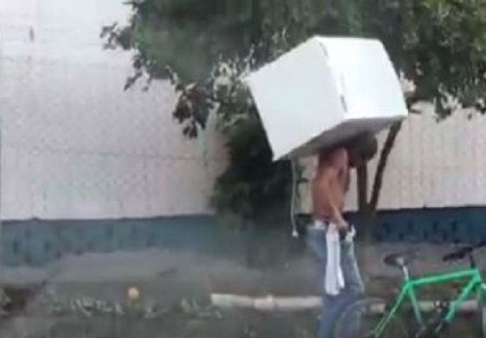Podigao je frižider na leđa, sjeo na bicikl i ostavio čitav svijet u nevjerici! (VIDEO)