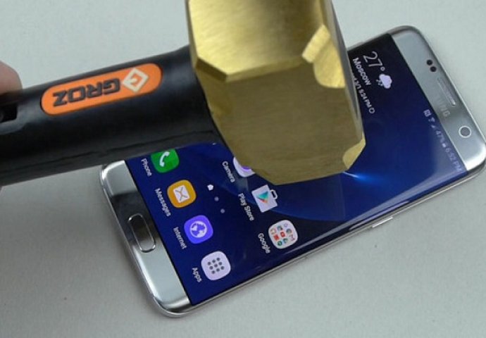 BRUTALAN TEST: Pogledajte šta se desi kada udarite čekićem najnoviji Samsungov telefon (VIDEO)